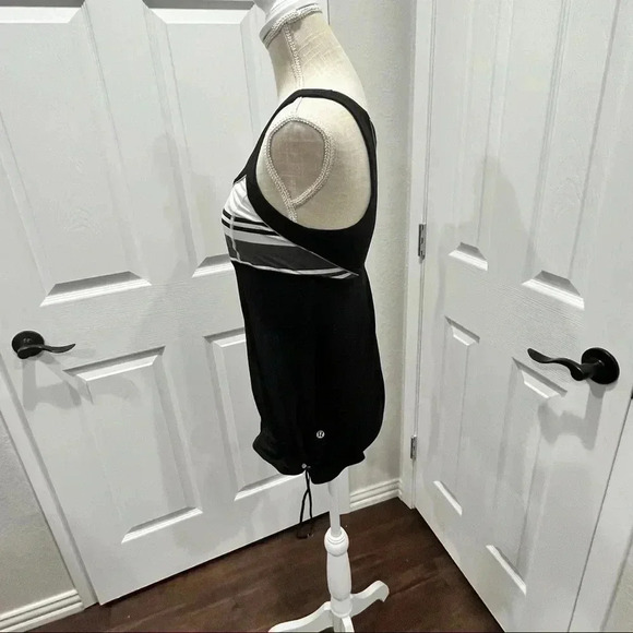 Lululemon Workout tank with elastic adjustable waist pull size 4 - Picture 3 of 10